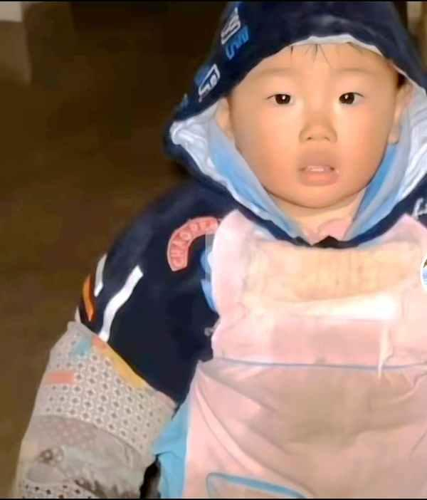 ▲村民说，年幼的胡鑫宇很惹父母怜爱。