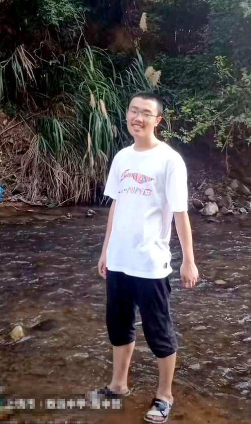 ▲暑假假期里，母亲给儿子拍了不少照片。