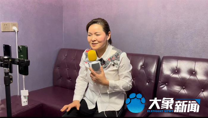 张晓英在家中直播