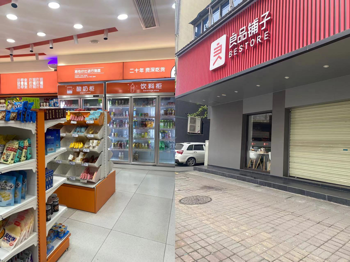 营业中的零食很忙（左），100米外歇业的良品铺子（右）财联社记者拍摄
