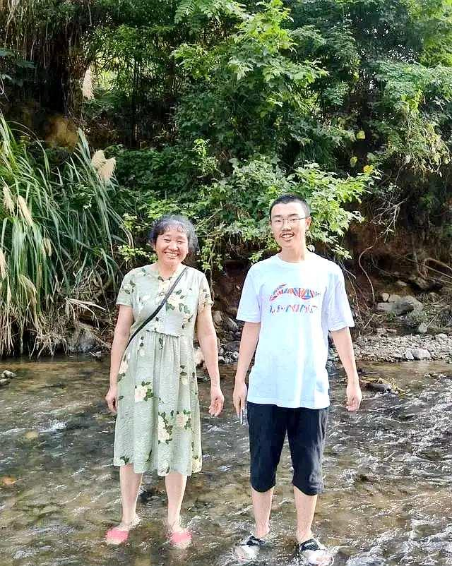 ▲妈妈李连英和儿子在一起。