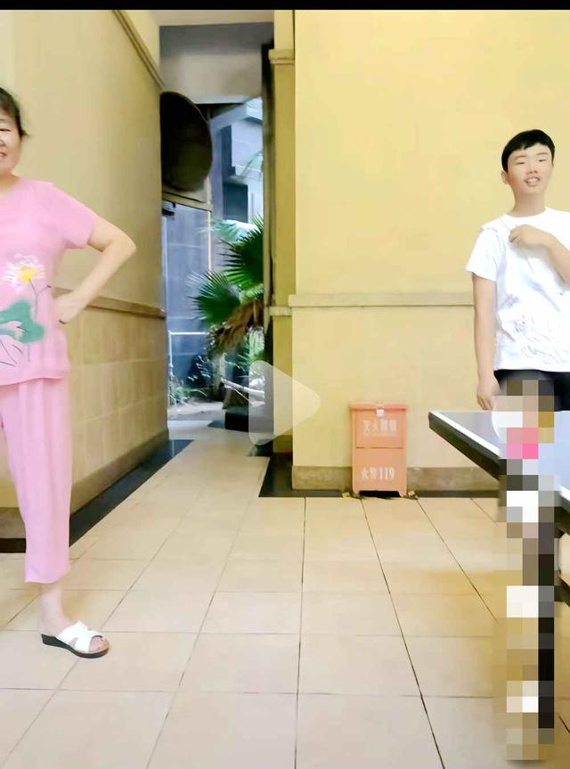 ▲胡鑫宇和家人一起打乒乓球。