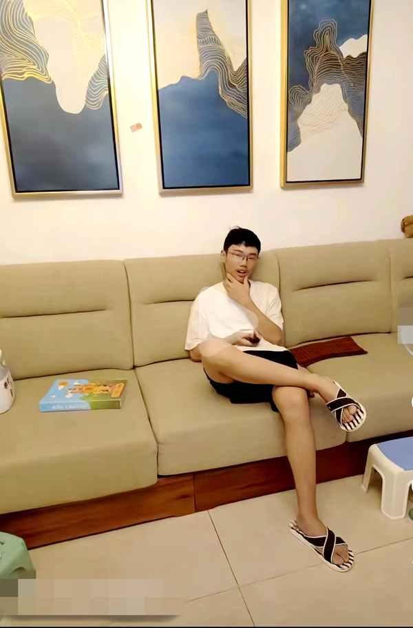 ▲胡鑫宇在家里。