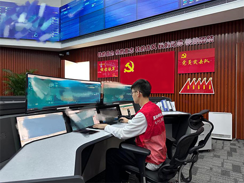 国网信通公司调度人员开展通信系统运行巡检。