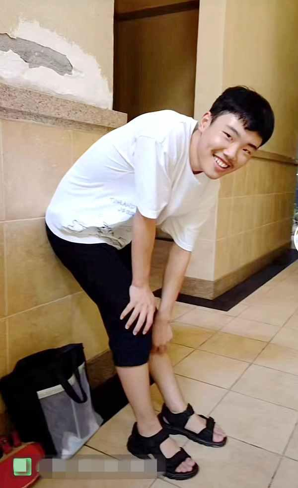 ▲去年暑假，妈妈李连英给刚打完乒乓球的儿子拍下这张照片。