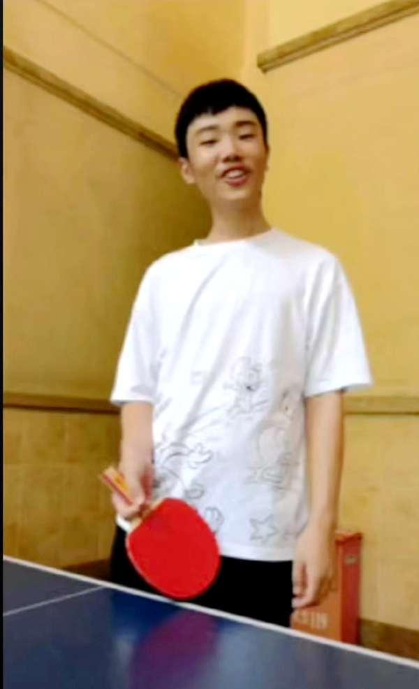 ▲胡鑫宇喜欢打乒乓球。