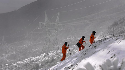 国网四川送变电公司员工巡检500千伏线路。