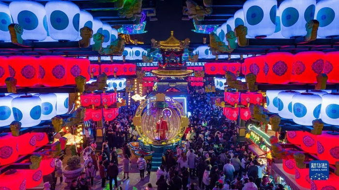 1月22日，游人在山东省泰安市东平大宋不夜城游览（无人机照片）。