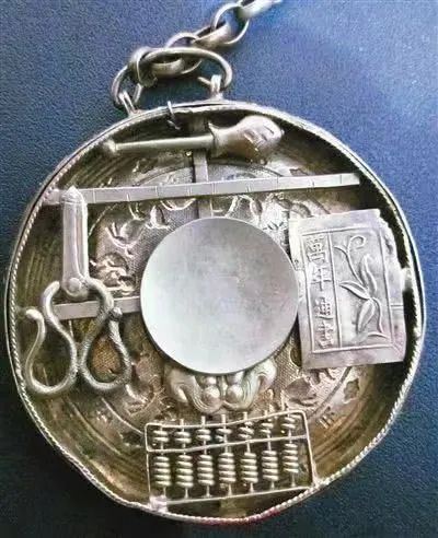 ▲清代银质抓周盘。