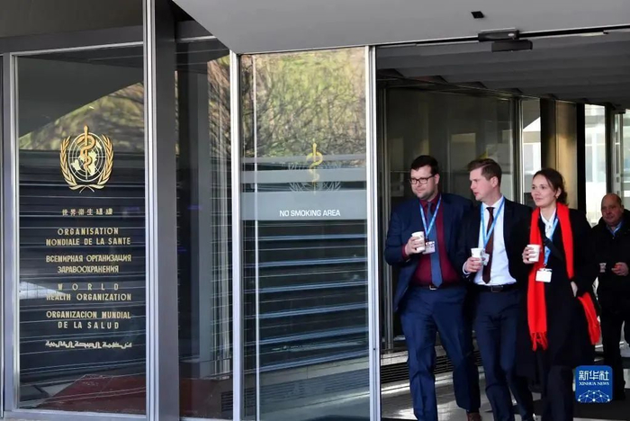 1月30日，在瑞士日内瓦，工作人员走出世界卫生组织总部大楼。新华社记者 连漪 摄