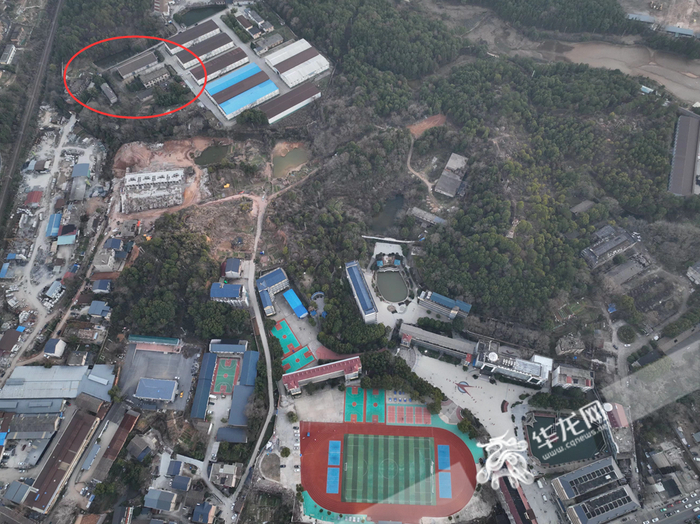 粮库不远处就是胡鑫宇就读的致远中学。华龙网-新重庆客户端记者 张质 摄