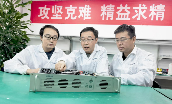 项目组在边讨论边进行试验 ▲