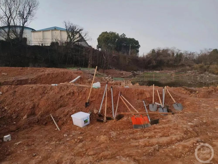 粮仓围墙外侧。 图片来源：上游新闻