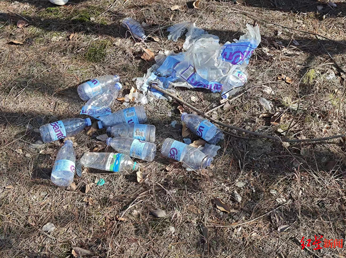 散落在金鸡山上的矿泉水瓶 图片来源：红星新闻