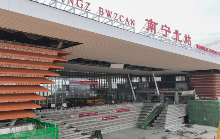 建设中的南宁北站进站口。