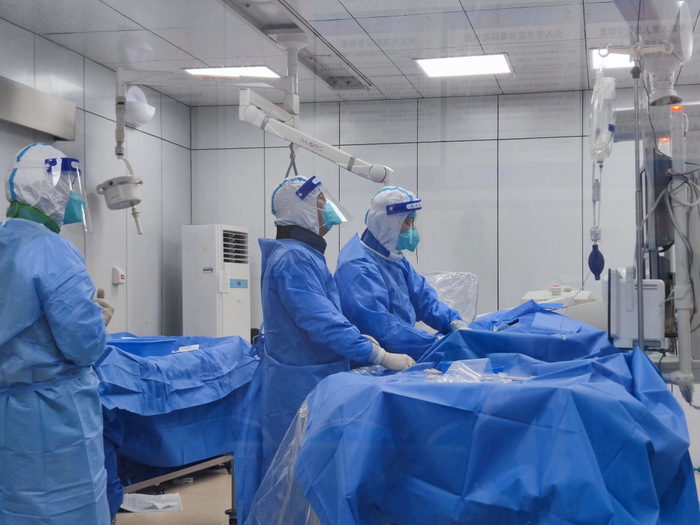 医生手术中。西南医院供图