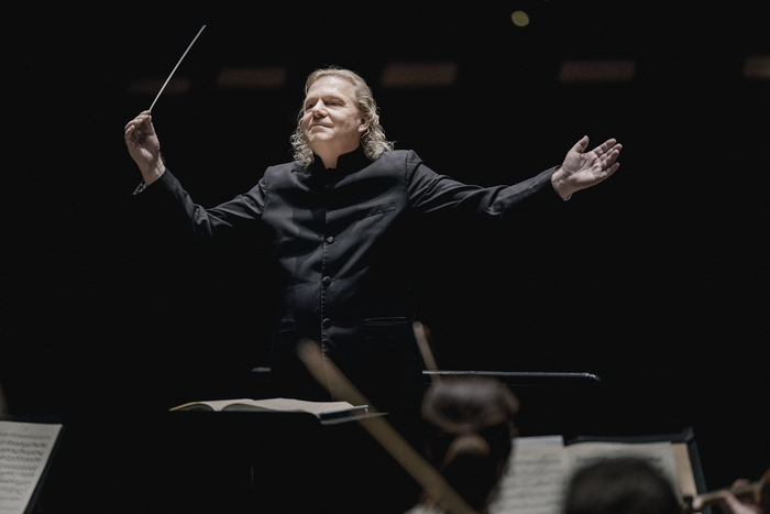 　　鹿特丹小交响乐团指挥 Conrad van Alphen - photo by Marco Borggreve