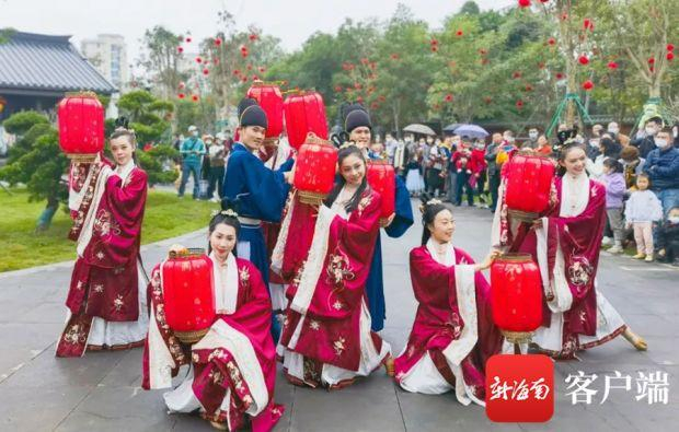 　　海瑞文化公园通过沉浸式展演营造出了别样年味，吸引了大批市民游客纷至沓来。海瑞文化公园供图