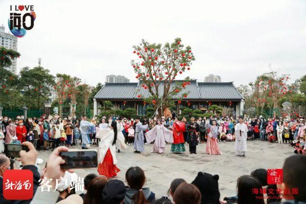 　　海瑞文化公园通过沉浸式展演营造出了别样年味，吸引了大批市民游客纷至沓来。海瑞文化公园供图