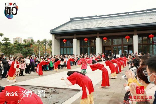　　海瑞文化公园通过沉浸式展演营造出了别样年味，吸引了大批市民游客纷至沓来。海瑞文化公园供图