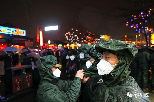 ▲风雨中依然坚守的武警官兵。