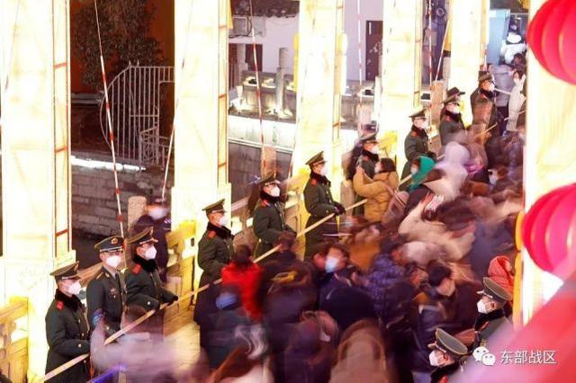 ▲武警南京支队官兵组成的人墙。