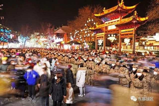 ▲武警官兵组成的“人墙”成为夫子庙一道靓丽的风景。