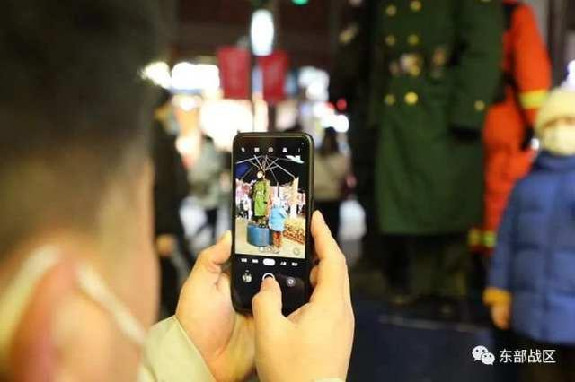 ▲游客拍照留念。