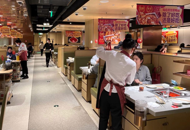 海底捞杭州湖滨银泰店座无虚席，受访者供图。