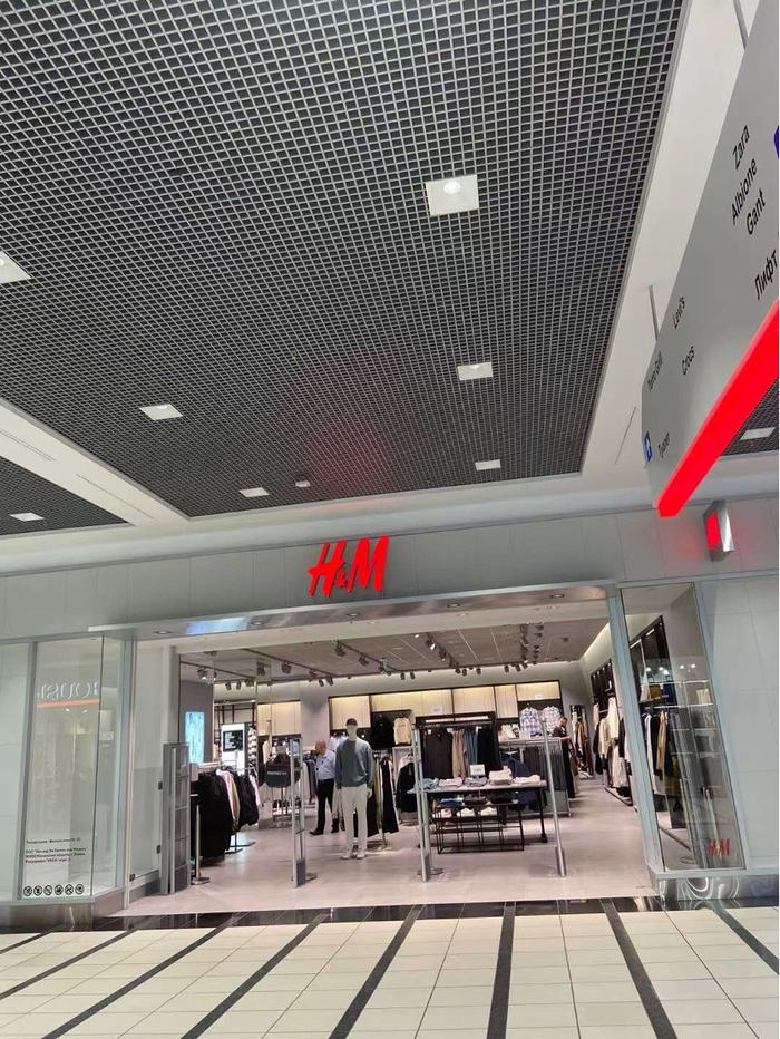 图为重返俄罗斯的西方品牌НМ，在顾客高峰期难掩门庭清冷（作者供图）