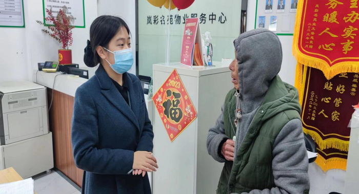 图：管家谷阿敏热情协助项目独居老人