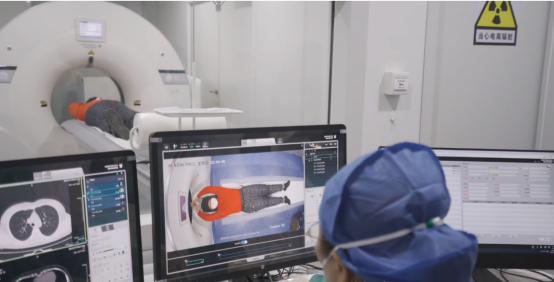 安亭镇社区卫生服务中心的技师在为患者扫描CT。