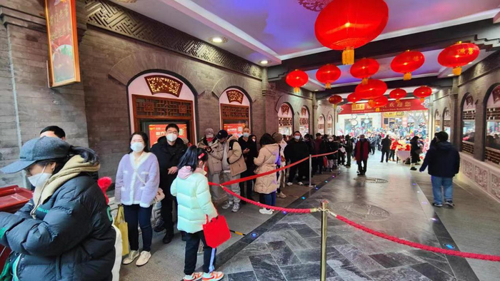 全聚德前门店外面等位顾客大排长龙，受访者供图。