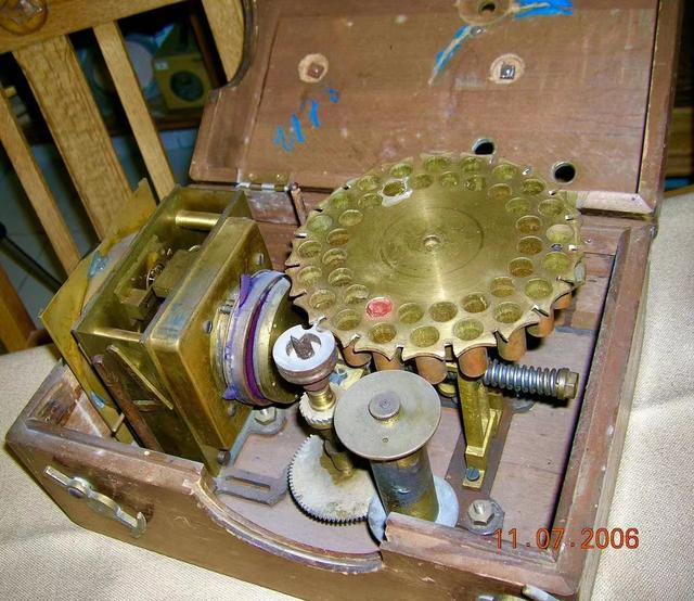 机械鸽钟内部构造。  受访者供图