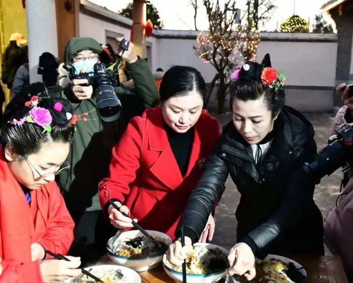 图为两岸同胞共煮平安面。图片来源于湄洲妈祖祖庙