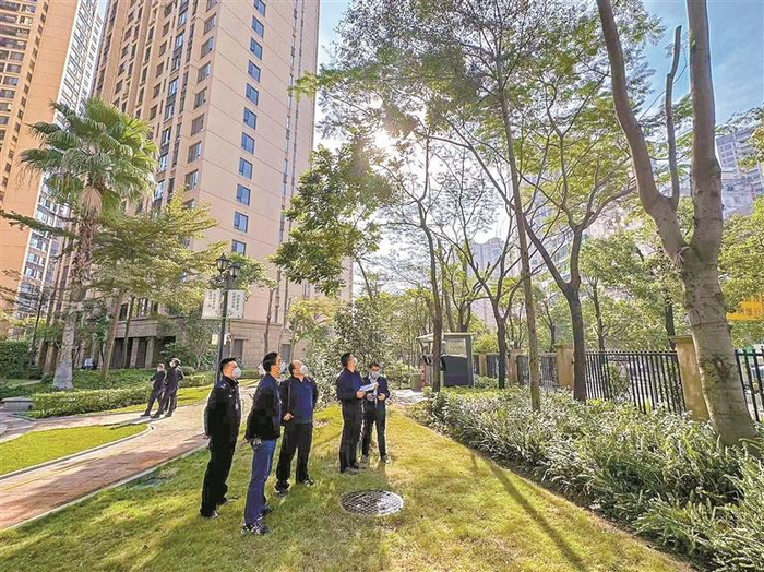 ▲执法队员与风景园林专家组赶往现场勘察。 受访单位供图