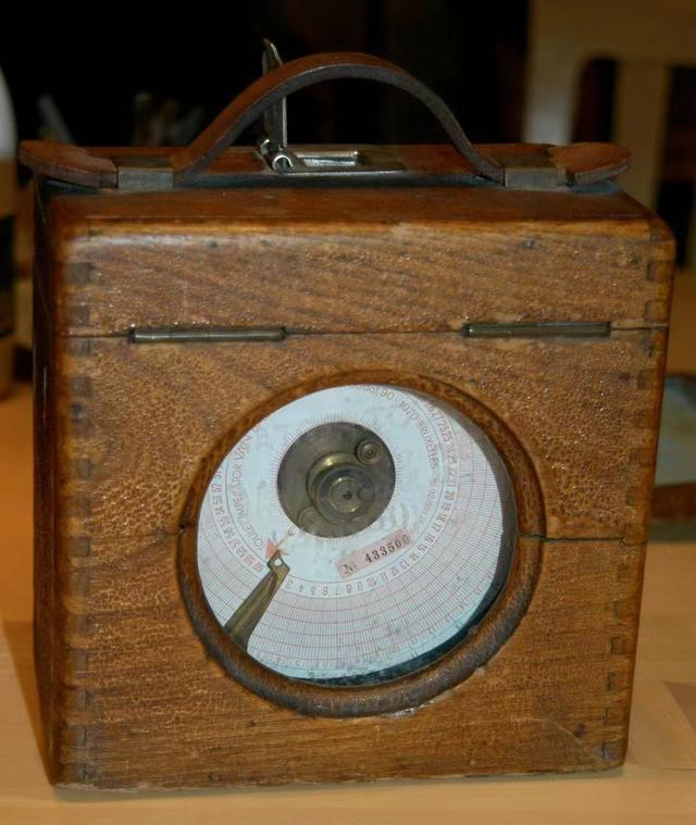 这款机械鸽钟能记录多只信鸽成绩。  受访者供图