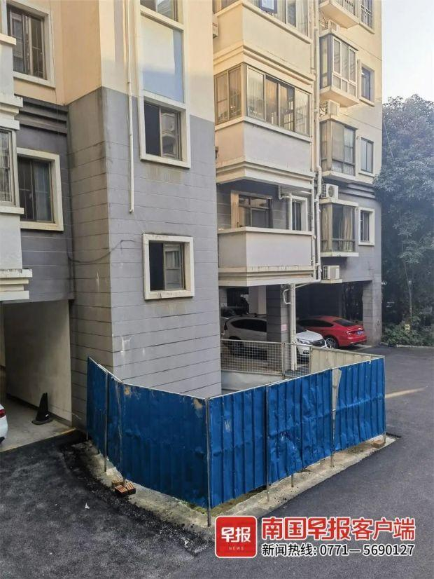 ▲秀山花园锦景园F栋电梯基坑。南国早报客户端记者 李俭芹摄
