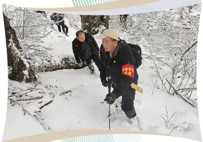 格桑旦增带领护边员踏雪巡边。格桑旦增提供