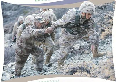 次仁群培与官兵在巡逻途中。张照杰摄