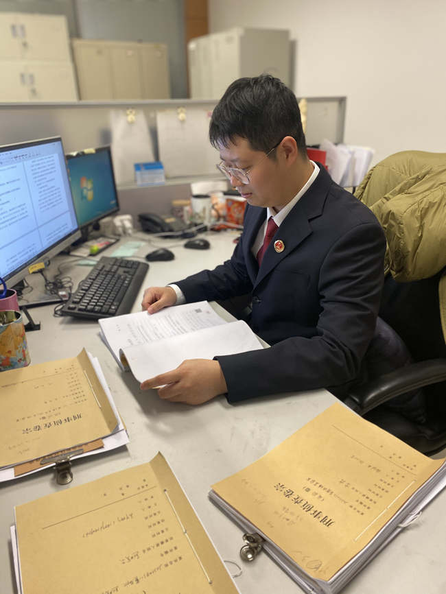 检察官在审阅卷宗