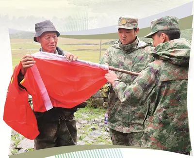 阿旺西若与官兵整理国旗。孙 梁摄