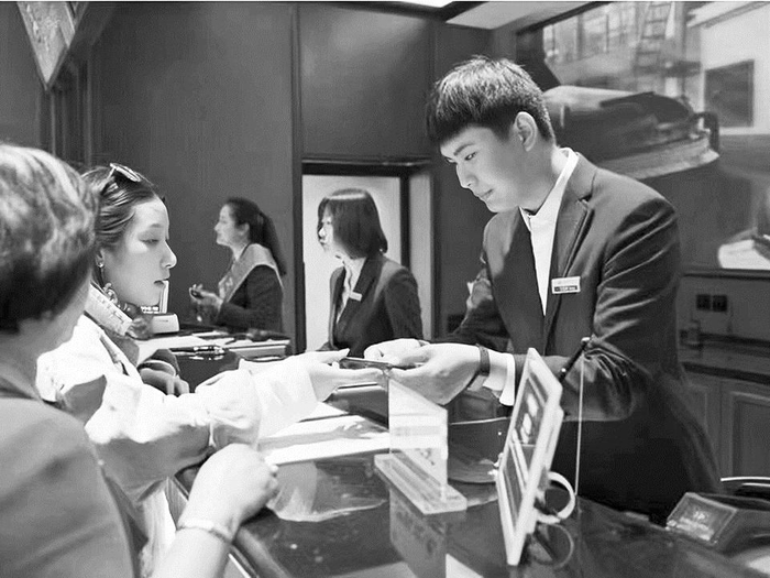     游客向工作人员出示预订信息   青岛啤酒博物馆 供图