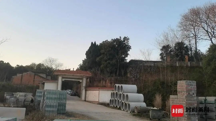 粮库大门 图片来源：封面新闻