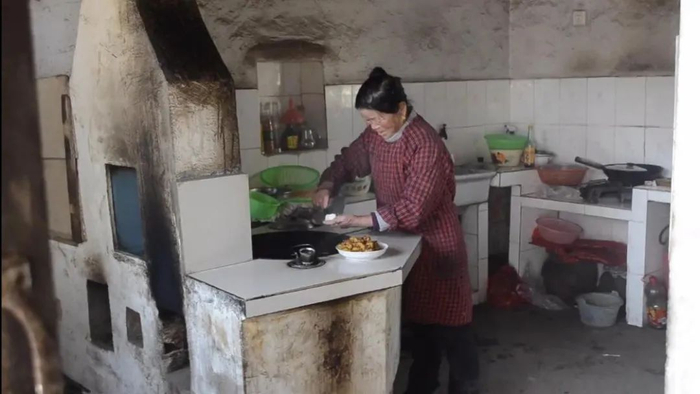 一位奶奶正在厨房准备美味佳肴