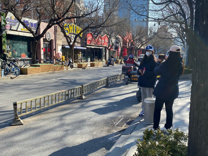 路人拍照打卡 图源：时代财经摄