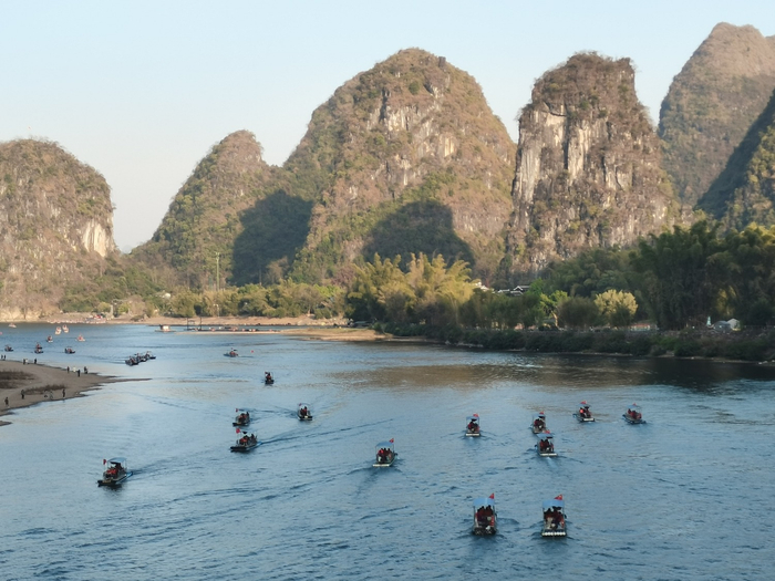 图为春节期间的漓江阳朔镇段情景。 容科彪摄