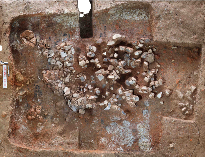 ▲凌家滩遗址祭祀坑全景。（图片来源：文博中国微信公众号）