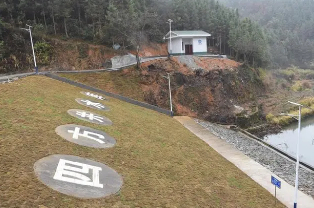 ▲湖南省宜章县梅田镇松柏村组织村民新建的四方井水库管理用房。图/新华社