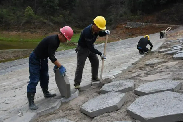 ▲湖南省郴州市苏仙区栖凤渡镇河头村村民在太阳门山塘施工。图/新华社